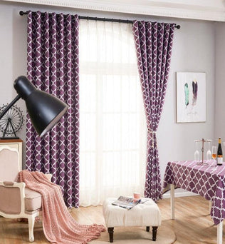 Rideaux élégants à motifs géométriques dans un salon lumineux et moderne. Le design violet ajoute une touche de sophistication et s'associe harmonieusement avec les meubles classiques. Parfait pour créer une ambiance chaleureuse et accueillante. Transformez votre intérieur avec ces rideaux stylés qui apportent charme et élégance à votre décoration.