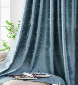 Rideau bleu élégant avec motifs floraux, idéal pour salon moderne, ajoutant une touche de sophistication et d'intimité à votre espace. Décoration intérieure avec un design raffiné et naturel, parfait pour embellir vos fenêtres.