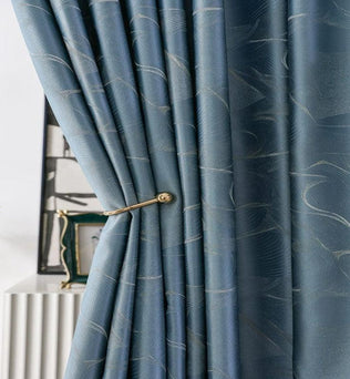 Rideau élégant bleu foncé avec motif subtil, idéal pour un salon moderne. Retenu par un embrasse dorée, ce rideau ajoute une touche de sophistication à votre décoration intérieure. Parfait pour filtrer la lumière et créer une ambiance cosy et chaleureuse dans n'importe quelle pièce.