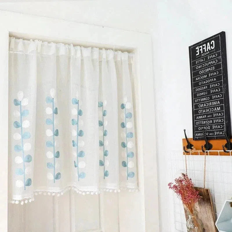 Rideau de cuisine avec motifs floraux bleus sur fond blanc, idéal pour apporter une touche décorative et lumineuse à votre intérieur. Ce voile léger s'accorde parfaitement avec une ambiance moderne et épurée, transformant l'atmosphère de votre pièce. Parfait pour le salon ou la salle à manger, ce rideau embellira vos fenêtres tout en filtrant délicatement la lumière du jour.