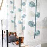 Voilage moderne avec motifs végétaux bleus et blancs, idéal pour ajouter une touche élégante et naturelle à votre intérieur. Accessoire parfait pour filtrer la lumière en douceur, créant une ambiance lumineuse et apaisante dans n'importe quelle pièce. Convient pour le salon, la chambre ou la salle à manger.