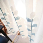Rideau décoratif élégant avec motif floral bleu, idéal pour apporter une touche de fraîcheur et de lumière à votre intérieur. Parfait pour embellir les fenêtres du salon ou de la chambre et créer une ambiance accueillante et moderne.