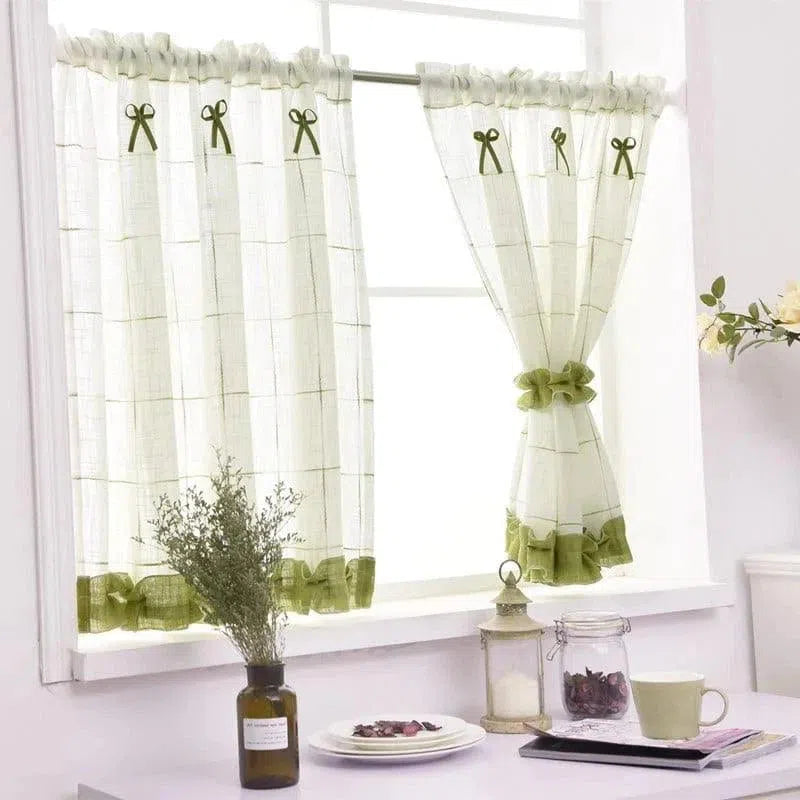 Rideaux de cuisine élégants de couleur claire avec motifs nœuds, parfaits pour apporter une touche de charme à votre intérieur. Idéals pour filtrer la lumière tout en ajoutant une ambiance raffinée à votre décoration. Conviennent aux fenêtres de cuisine ou de salle à manger.