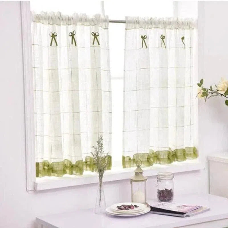 Rideaux courts de cuisine avec motifs à nœuds verts, parfaits pour ajouter une touche élégante et lumineuse à votre espace. Idéal pour une décoration intérieure moderne et fraîche. Facile à installer, ces rideaux embellissent votre fenêtre tout en préservant votre intimité.