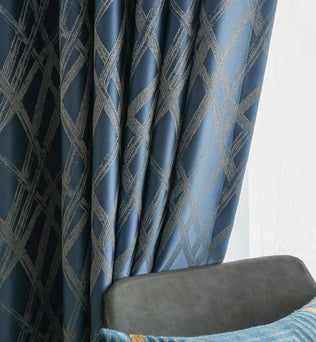 Rideau bleu à motifs géométriques modernes, idéal pour ajouter une touche élégante à un salon contemporain. Ce design raffiné s'intègre parfaitement dans divers décors, offrant à la fois style et intimité.