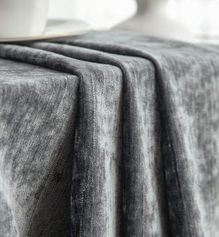 Nappe grise élégante pour table à manger, mettant en valeur un style moderne et raffiné pour une décoration intérieure contemporaine. Accessoire idéal pour sublimer vos repas et recevoir vos invités avec classe.