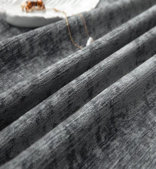 Tissu gris élégant pour décoration intérieure, texture douce et raffinée, parfait pour habiller rideaux ou coussins. Adapté à tout style de décoration moderne, le tissu offre une esthétique chic et moderne, idéal pour créer une ambiance chaleureuse et sophistiquée dans chaque pièce de la maison.