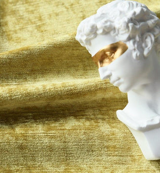 Buste décoratif blanc avec touche dorée sur un fond texturé doré. Accessoire élégant pour intérieur moderne, ajoutant une touche artistique et sophistiquée à tout espace. Idéal pour les amateurs d'art et de décoration contemporaine.