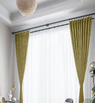 Rideaux élégants pour salon moderne, couleur verte, avec support robuste et design contemporain, ajoutant une touche de sophistication à votre intérieur, idéals pour filtrer la lumière naturelle tout en préservant l'intimité.