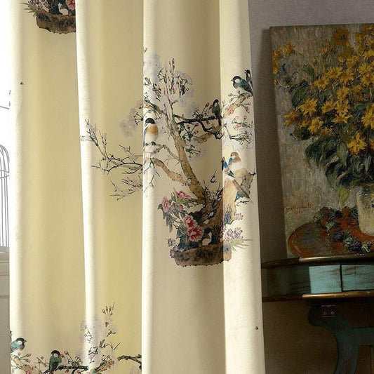 Rideau élégant avec motif floral et oiseaux, idéal pour ajouter une touche de nature à votre intérieur. Ce rideau est parfait pour créer une ambiance apaisante et artistique, idéal pour le salon ou la chambre. Son design raffiné et ses détails soignés en font un choix parfait pour une décoration intérieure stylée et chaleureuse.