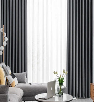 Rideaux élégants gris dans un salon moderne avec canapé confortable, lampe design et table basse. Idéal pour créer une atmosphère chaleureuse et stylée. Accessoire déco essentiel pour une maison contemporaine.