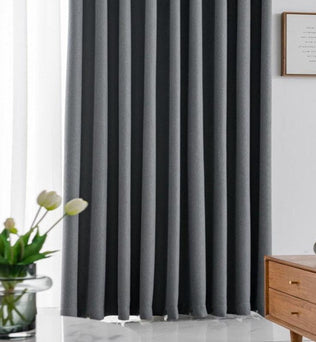Rideaux obscurcissants gris pour un intérieur moderne et élégant, parfaits pour le salon ou la chambre à coucher. Ces rideaux offrent une solution chic pour contrôler la lumière et préserver l'intimité. Idéal pour une décoration contemporaine avec une touche sophistiquée.