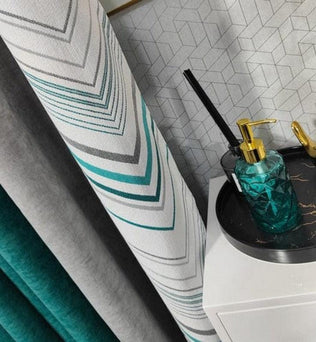 Rideau moderne avec motifs géométriques, idéal pour la décoration intérieure. Ce produit est parfait pour ajouter une touche d'élégance et de design contemporain à votre salon ou chambre à coucher. Accompagné d'un distributeur de savon d'un ton turquoise, il complète harmonieusement la décoration de votre espace.