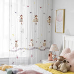 Rideaux de chambre d'enfant avec motifs de ballerines et notes de musique, offrant une ambiance douce et ludique pour une décoration élégante et chaleureuse. Parfait pour créer un espace accueillant et magique dans une chambre d'enfant, ces rideaux ajoutent une touche de charme grâce à leurs motifs délicats et leur design original. Idéal pour une ambiance apaisante et pleine de rêves.