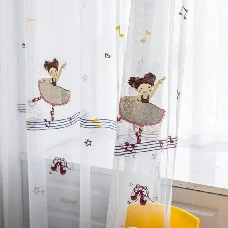 Rideau pour chambre d'enfant avec motif de danseuse et notes de musique, idéal pour ajouter une touche ludique et artistique à la décoration intérieure. Accessoire parfait pour créer une ambiance joyeuse et stimulante.