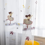 Rideau pour chambre d'enfant avec motif de danseuse et notes de musique, idéal pour ajouter une touche ludique et artistique à la décoration intérieure. Accessoire parfait pour créer une ambiance joyeuse et stimulante.