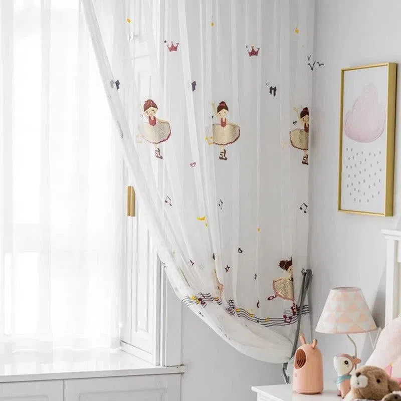 Rideaux transparents pour chambre d'enfant avec motifs de danseuses et couronnes, parfaits pour créer une atmosphère douce et ludique. Ces tentures délicates ajoutent une touche de magie et permettent de jouer avec la lumière naturelle, idéales pour une décoration de chambre d'enfant moderne et charmante.