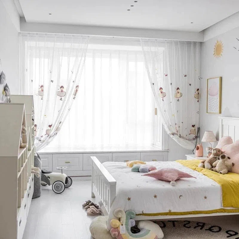 Chambre d'enfant lumineuse et moderne avec lit confortable décoré de coussins colorés. Rideaux à motifs ludiques ajoutant une touche de fantaisie. Meubles de rangement pratiques et espace de jeu avec jouets harmonieux. Ambiance douce et accueillante pour un espace de rêve.