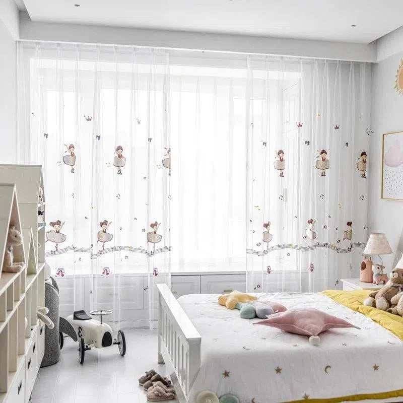 Chambre d'enfant lumineuse avec décoration douce. Rideaux transparents avec motifs de petites danseuses, laissant entrer la lumière naturelle. Lit blanc avec linge aux motifs étoilés, jouets en peluche et éléments ludiques pour un espace accueillant et joyeux. Parfait pour créer une ambiance apaisante et rêveuse dans une chambre de petite fille.