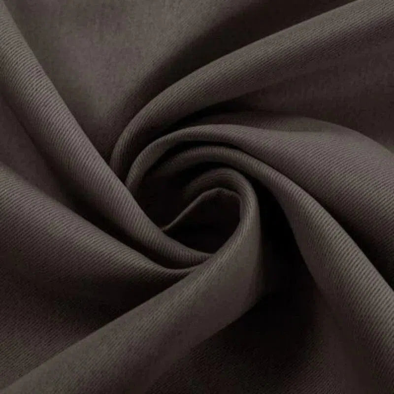 Rideau élégant couleur marron foncé, idéal pour ajouter une touche sophistiquée et moderne à votre intérieur. Parfait pour le salon, la chambre ou le bureau, ce rideau apporte intimité et style à votre décoration. Facile à entretenir, il convient à différents types d'installations. Transformez vos espaces avec ce design intemporel.