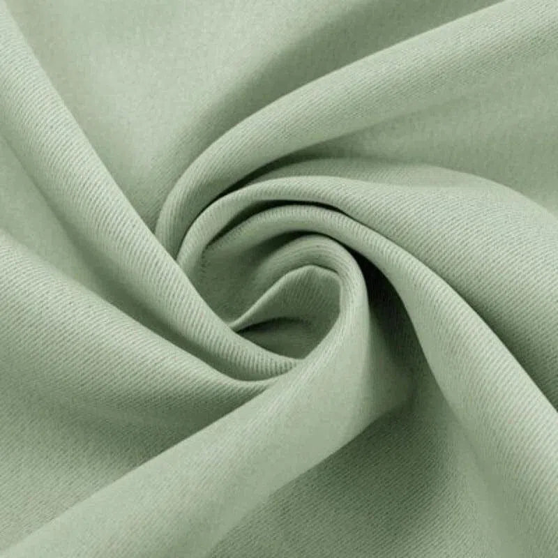 Rideau élégant de couleur vert clair pour salon moderne, parfait pour créer une ambiance apaisante. Design contemporain, idéal pour décoration intérieure raffinée. Offrant une esthétique épurée, ce rideau s’intègre facilement dans tout espace de vie.