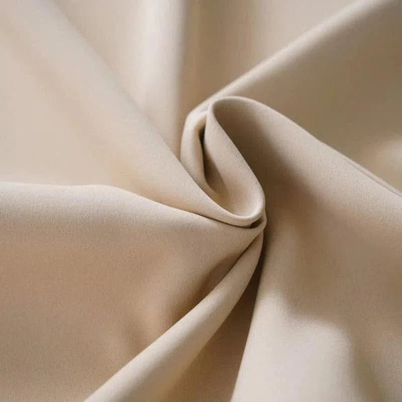 Rideau beige élégant avec un design moderne, idéal pour ajouter une touche de sophistication à votre salon ou chambre. Parfait pour une ambiance chaleureuse et intime.