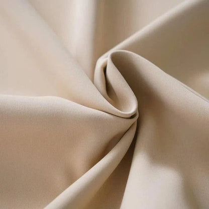 Rideau beige élégant avec un design moderne, idéal pour ajouter une touche de sophistication à votre salon ou chambre. Parfait pour une ambiance chaleureuse et intime.