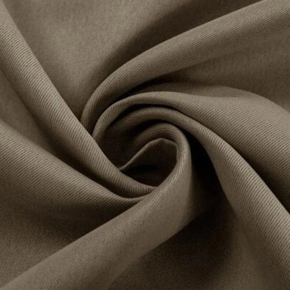 Rideau élégant en coloris taupe, idéal pour ajouter une touche de sophistication à n'importe quelle pièce. Sa teinte neutre s'harmonise facilement avec divers styles de décoration intérieure.