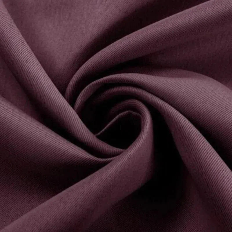 Rideau élégant de couleur prune, idéal pour ajouter une touche sophistiquée à votre intérieur. Ce rideau raffiné rehausse votre décoration et crée une ambiance chaleureuse et accueillante dans n'importe quelle pièce de votre maison. Parfait pour le salon, la chambre ou le bureau.