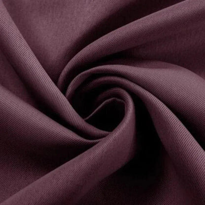 Rideau élégant de couleur prune, idéal pour ajouter une touche sophistiquée à votre intérieur. Ce rideau raffiné rehausse votre décoration et crée une ambiance chaleureuse et accueillante dans n'importe quelle pièce de votre maison. Parfait pour le salon, la chambre ou le bureau.