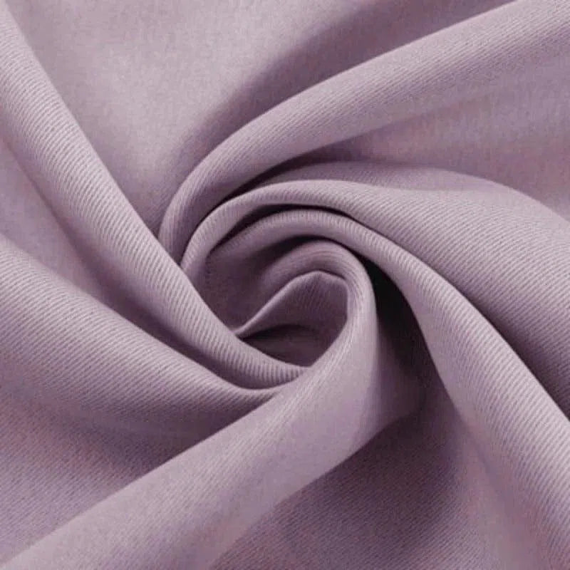 Rideau élégant couleur lavande pour décoration intérieure moderne et raffinée. Accessoire idéal pour sublimer votre espace de vie avec une touche de couleur douce et apaisante. Parfait pour ajouter du style et de l'élégance à votre salon, chambre ou bureau.