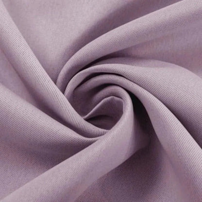 Rideau élégant couleur lavande pour décoration intérieure moderne et raffinée. Accessoire idéal pour sublimer votre espace de vie avec une touche de couleur douce et apaisante. Parfait pour ajouter du style et de l'élégance à votre salon, chambre ou bureau.