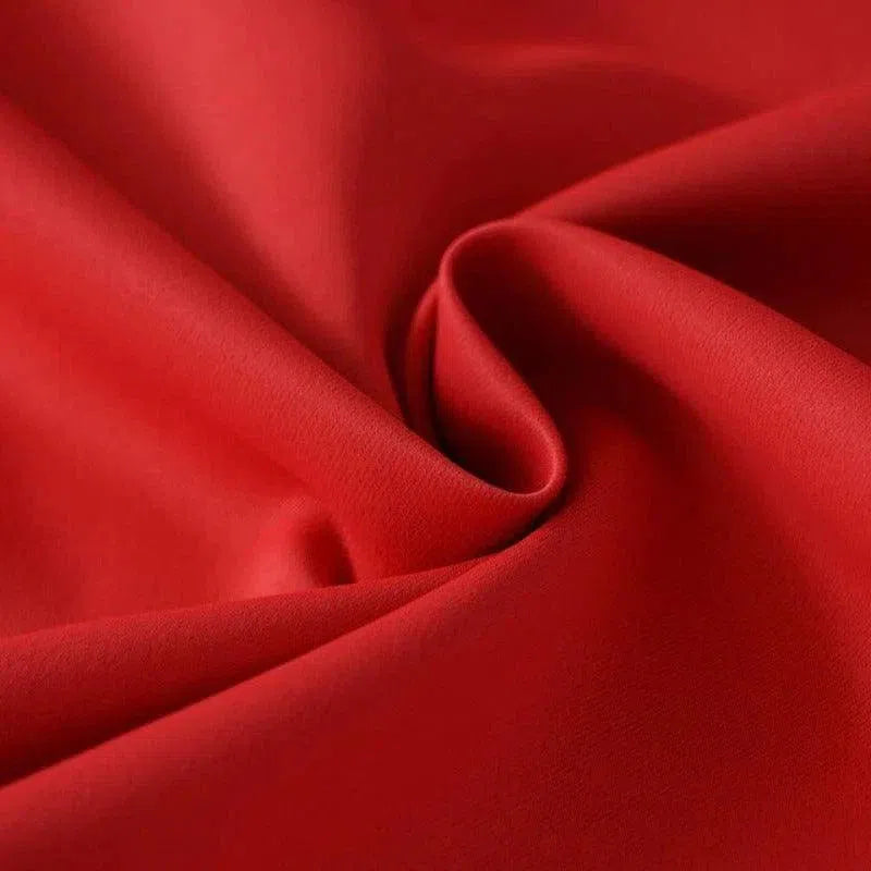 Rideau rouge élégant pour salon, design moderne, parfait pour ajouter une touche de couleur vive et de sophistication à votre intérieur, accentuant l'ambiance chaleureuse de votre pièce de vie.
