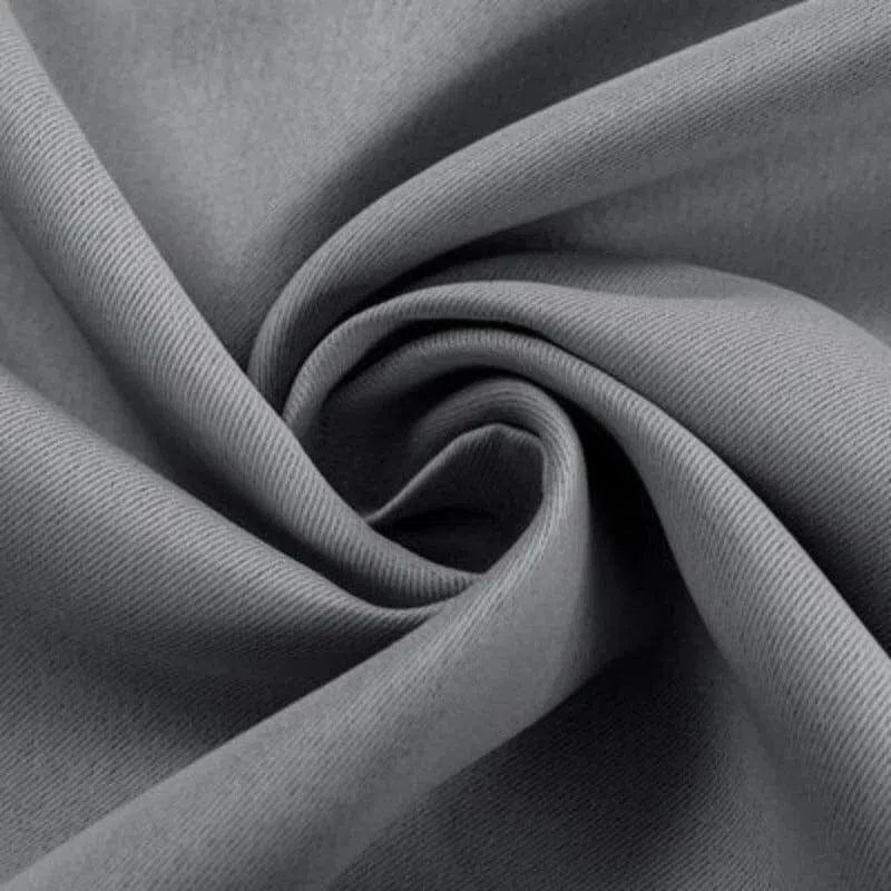 Rideau élégant gris foncé pour décoration intérieure, idéal pour la chambre ou le salon. Design moderne et tendance, parfait pour un look contemporain et épuré.