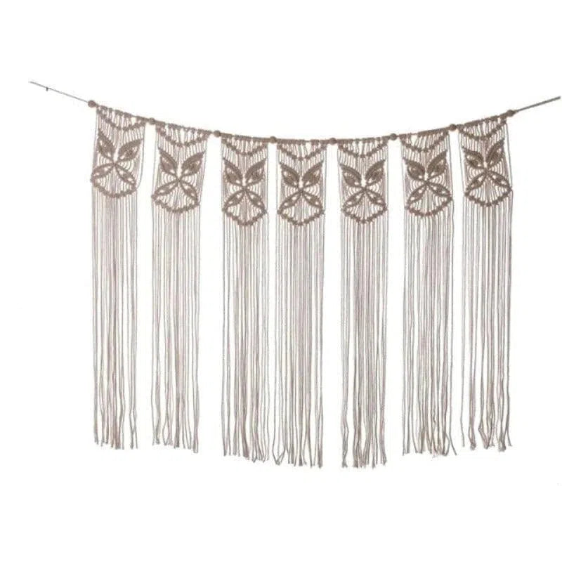 Suspension murale décorative en macramé avec motifs bohèmes. Cette guirlande artistique est idéale pour ajouter une touche unique et chaleureuse à votre intérieur. Parfaite pour les salons, chambres ou événements spéciaux, elle apporte une esthétique élégante et naturelle à votre espace de vie. Facile à accrocher, elle s'harmonise avec divers styles de décoration.