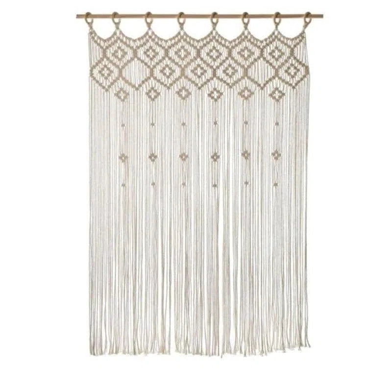 Rideau mural bohème avec motif géométrique, idéal pour ajouter une touche décorative et chaleureuse à votre intérieur. Ce design suspendu en macramé est parfait pour personnaliser votre espace de vie avec élégance et originalité. Accessoire incontournable pour une ambiance naturelle et cosy.