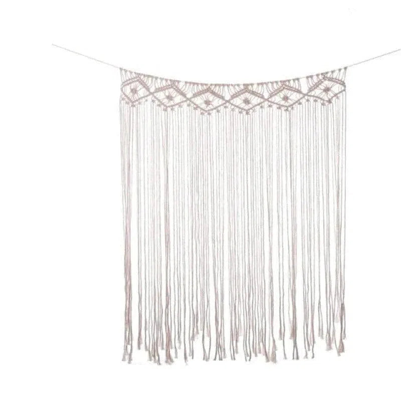 Décoration murale bohème avec motif géométrique et franges longues, idéale pour ajouter une touche artistique et élégante à votre intérieur. Parfaite pour un salon, une chambre ou un espace détente, cette tenture murale s'intègre harmonieusement dans un décor moderne ou traditionnel, créant une atmosphère chaleureuse et accueillante. Accessoire de décoration tendance pour personnaliser votre intérieur.