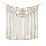 Décoration murale en macramé bohème avec motifs géométriques, idéale pour un salon ou une chambre. Élément de design intérieur chic, ajoutant une touche artistique et naturelle à votre espace. Parfait pour créer une ambiance chaleureuse et accueillante.