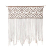 Décoration murale artisanale en macramé avec motifs géométriques, idéale pour un style bohème dans le salon. Élément de design suspendu, parfait pour égayer vos espaces intérieurs avec une touche artistique et élégante.