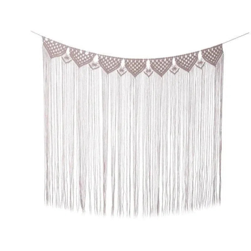 Décoration murale de style boho chic en macramé à franges, idéale pour embellir un salon ou une chambre. Élégant et artistique, ce design sophistiqué ajoute une touche bohème et naturelle à tout intérieur, parfait pour créer une ambiance chaleureuse et accueillante.
