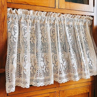 Passez à une ambiance chaleureuse avec ce rideau délicatement travaillé pour vos espaces de vie. Élégant et raffiné, il apporte une touche de style à votre intérieur, parfait pour les fenêtres de cuisine ou de salle à manger. Idéal pour créer une atmosphère accueillante et intime.