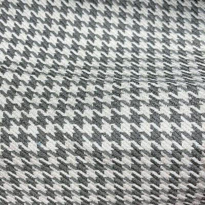 Tissu motif pied-de-poule classique en noir et blanc, idéal pour la confection de vêtements élégants. Design intemporel parfait pour costumes, vestes ou accessoires.