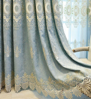 Rideaux élégants bleu clair avec motifs floraux dorés, parfaits pour ajouter une touche raffinée à votre salon ou chambre, créent une ambiance chaleureuse et accueillante grâce à leurs détails décoratifs exquises. Idéal pour harmoniser votre décor intérieur avec style.