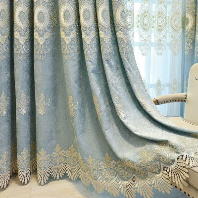 Rideaux élégants bleu clair avec motifs floraux dorés, parfaits pour ajouter une touche raffinée à votre salon ou chambre, créent une ambiance chaleureuse et accueillante grâce à leurs détails décoratifs exquises. Idéal pour harmoniser votre décor intérieur avec style.