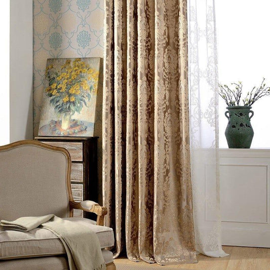 Rideaux élégants pour salon, motif damassé, ajoutant une touche chic et sophistiquée à la décoration intérieure, avec une chaise confortable et un tableau floral pour une ambiance chaleureuse et raffinée.