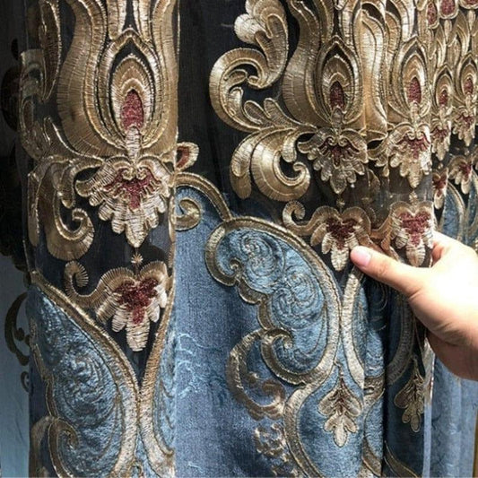 Rideau avec broderies élégantes et motifs floraux baroques, idéal pour ajouter une touche de luxe à votre salon ou chambre. Design riche en détails et en couleurs, parfait pour une décoration intérieure sophistiquée. Adapté pour fenêtres de grandes et moyennes dimensions.