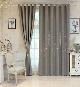 Rideau de salon élégant avec motif d'arbres, idéal pour une décoration intérieure moderne. Ce rideau gris apporte une touche de sophistication et s'intègre parfaitement dans un intérieur lumineux et élégant. Accessoire parfait pour créer une ambiance apaisante et stylée.