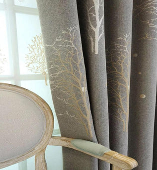 Rideau élégant avec motif d'arbres, idéal pour ajouter une touche naturelle et sophistiquée à votre intérieur. Parfait pour le salon, la chambre ou le bureau, ce rideau arbore des motifs subtils qui s'harmonisent avec divers styles de décoration. Améliorez l'ambiance de votre espace tout en contrôlant la lumière naturelle pour créer une atmosphère chaleureuse et accueillante.