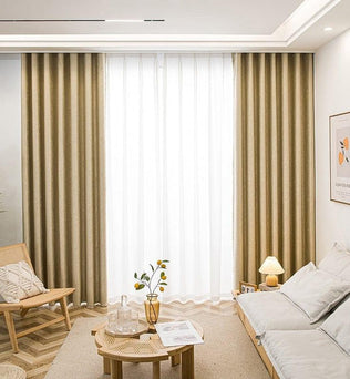 Salon moderne et accueillant avec rideaux élégants créant une ambiance chaleureuse. Le mobilier épuré et la décoration minimaliste ajoutent une touche de sophistication. Parfait pour un intérieur contemporain, combinant confort et style. Aménagement idéal pour optimiser la lumière naturelle et créer une atmosphère apaisante.
