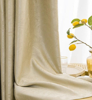 Rideau élégant beige pour un intérieur chic, offrant une ambiance lumineuse et accueillante. Idéal pour personnaliser votre décoration tout en ajoutant une touche sophistiquée. Disponible avec des accessoires déco tels qu'un vase et un bouquet d'agrume pour compléter l'ensemble.